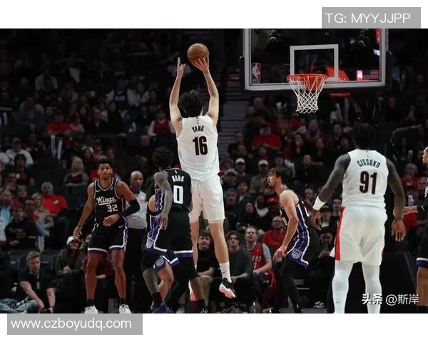 镜头捕捉：NBA赛场小动作引发热议